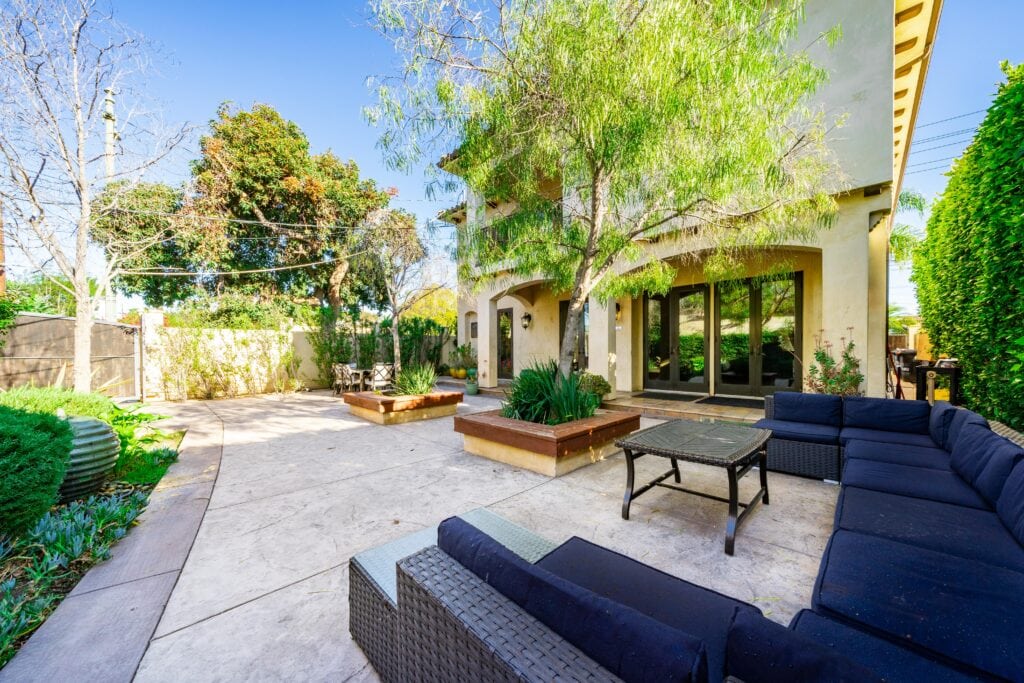 Garden courtyard with outdoor seating at Cliffside West LA's Overland residence.